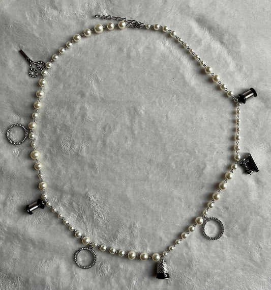 collana da donna con ciondolo colore argento perle di vetro bianco