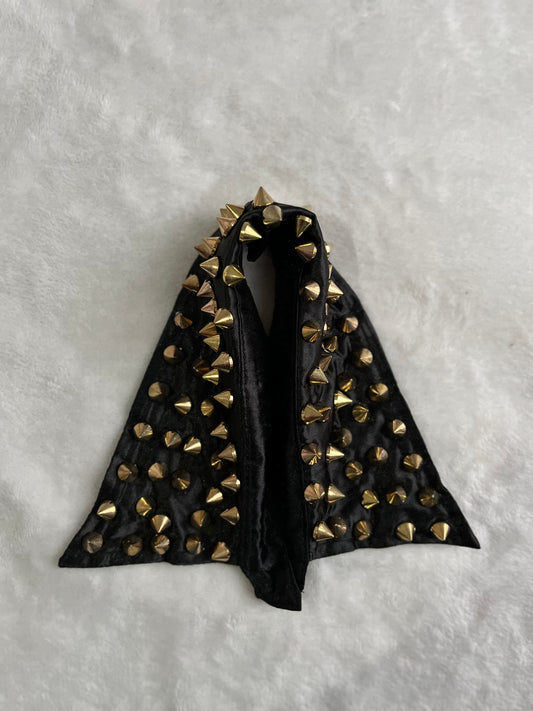collana colletto da donna nero con borchie colore oro